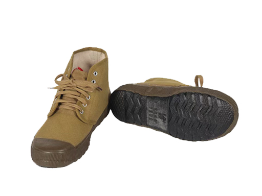 黑色安全靴正面和侧面展示，钢包头设计，白色背景